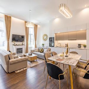 Luxe Appartement met Vier Slaapkamers